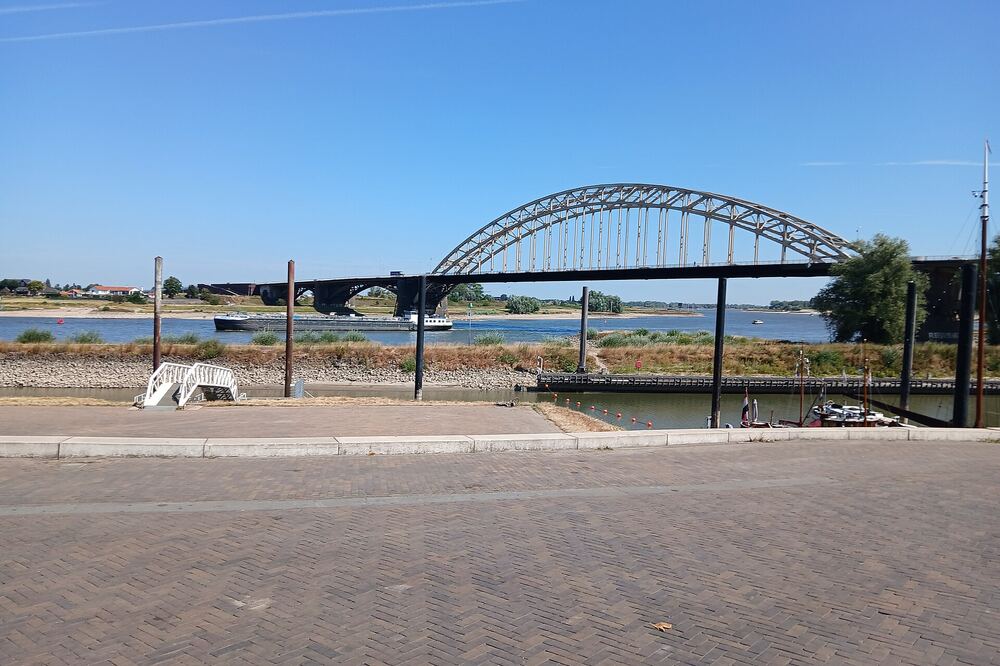 De Waalbrug over de Waal, gezien vanaf de Waalkade in Nijmegen