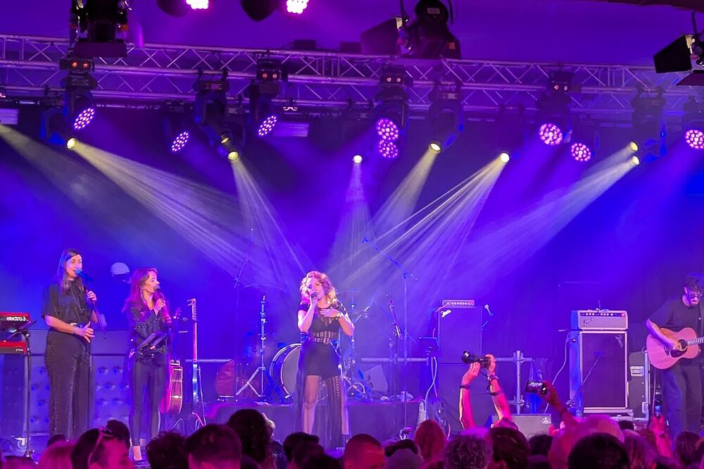 Publiek voor een verlicht podium op de Grote Markt tijdens de Vierdaagsefeesten in Nijmegen